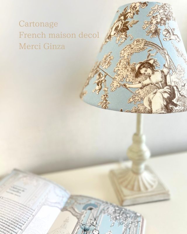 生徒さんの作品。トワル・ド・ジュイの生地を使ったランプシェード。